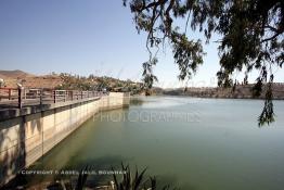 Image du Maroc Professionnelle de  Le Barrage Machraa Hamadi dont la capacité est de 42 Millions de m3, est construit sur l'Oued Moulouya, il permet, depuis 1956, d'approvisionner la région et d'irriguer les terres de cultures, ce barrage fournit en eau potable les ville de Nador, Oujda, il permet également l'approvisionnement des centre de Taourirte et El Aïoun Sidi Mellouk. Samedi 1er octobre 2005. (Photo / Abdeljalil Bounhar) 